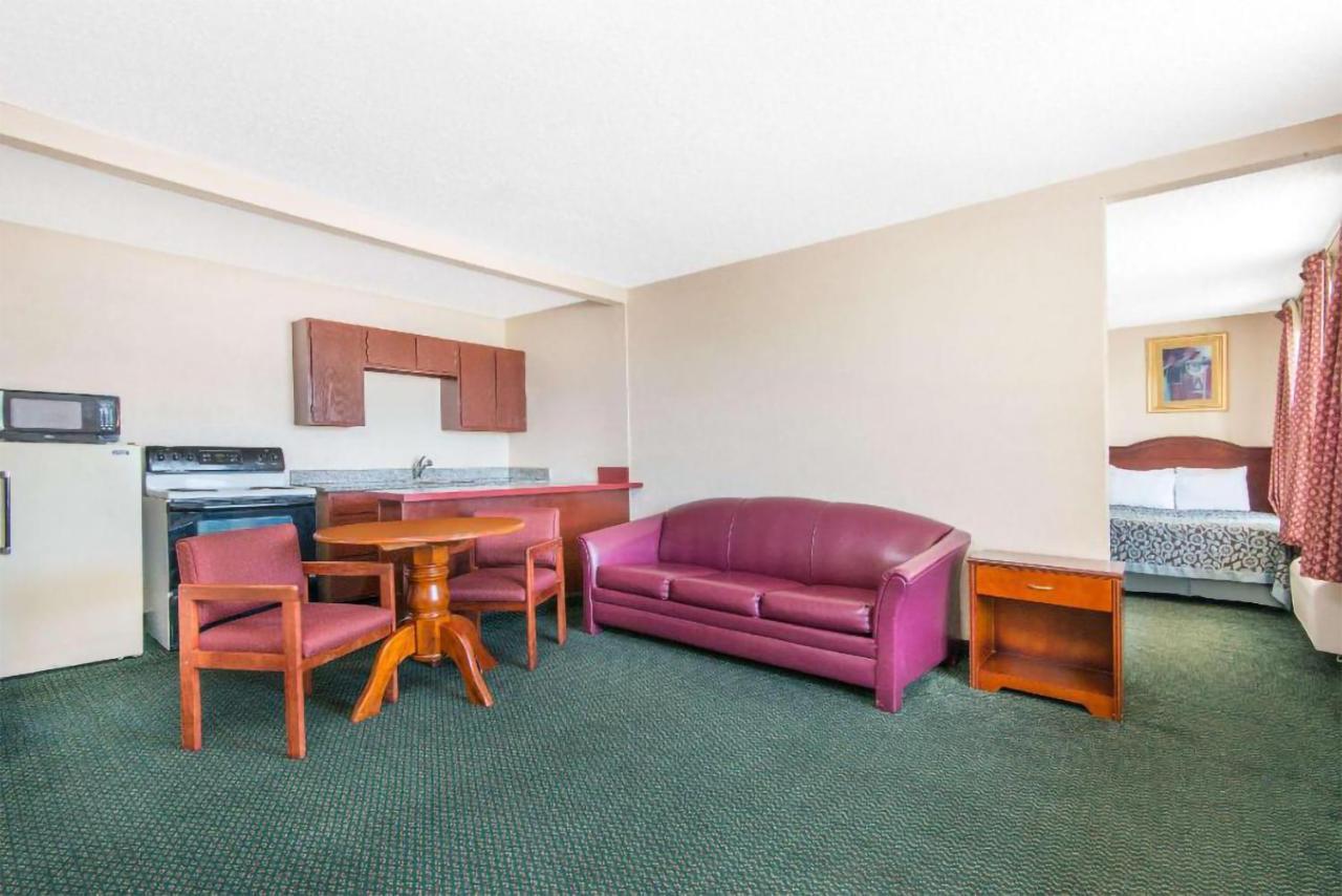 Blue Way Inn & Suites Wichita East Bagian luar foto