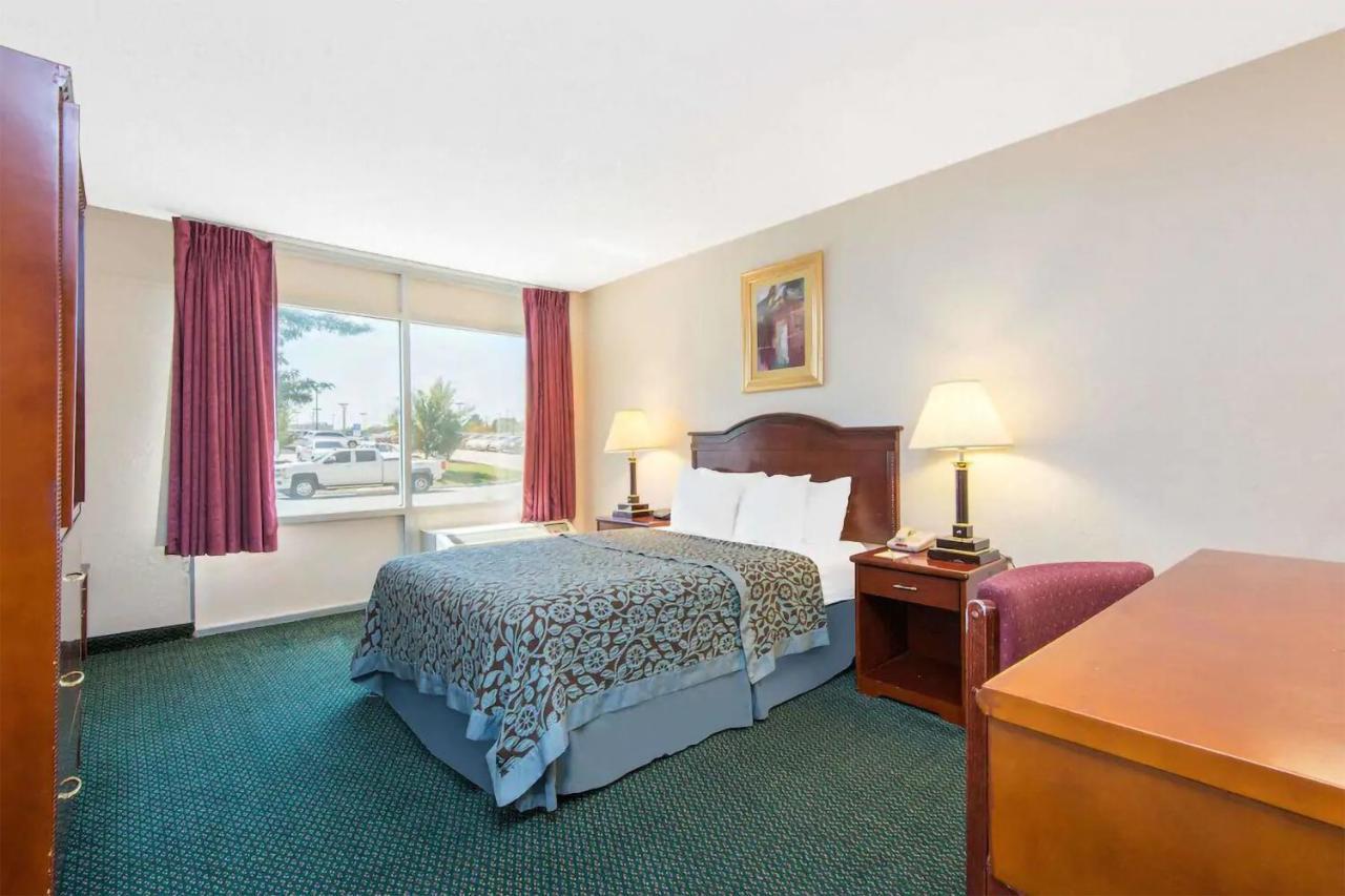 Blue Way Inn & Suites Wichita East Bagian luar foto