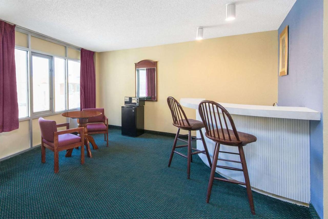 Blue Way Inn & Suites Wichita East Bagian luar foto